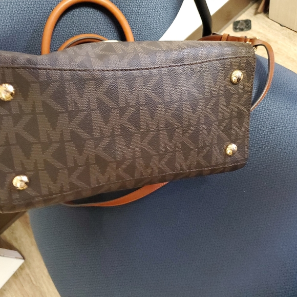 Michael Kors signature  Hudson Satchel - Picture 6 of 16